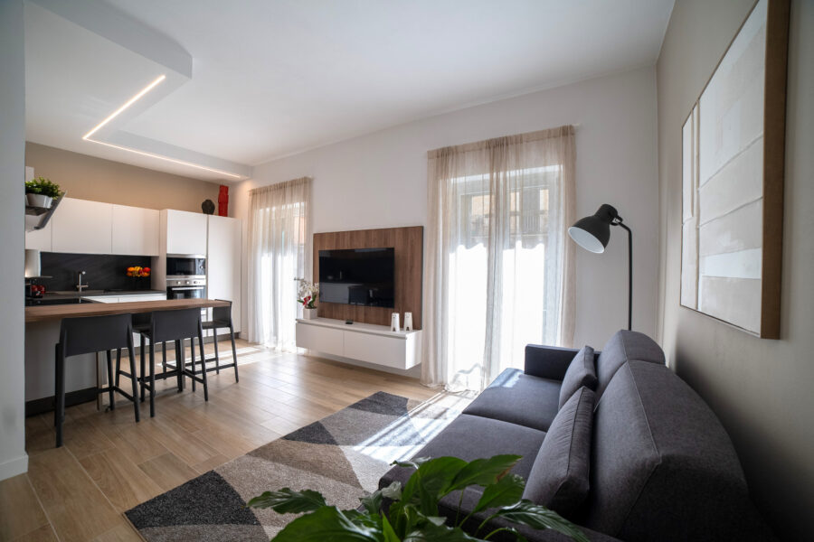 Appartamento per affitti brevi con soggiorno moderno, cucina attrezzata e luce naturale
